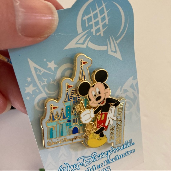 Disney pins / bundle of passholder exclusive pins - Picture 8 of 9